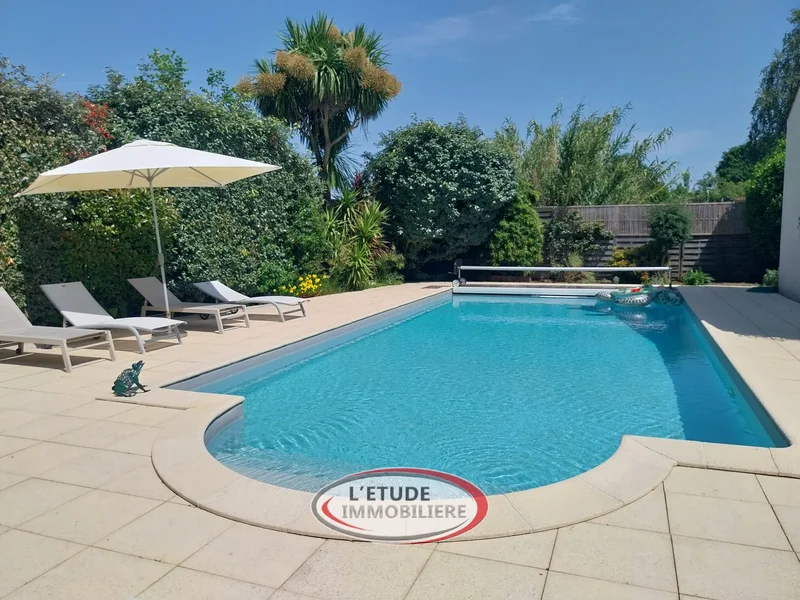 ST HILAIRE DE CHALEONS BOURG: Villa 222 m2 of living space,