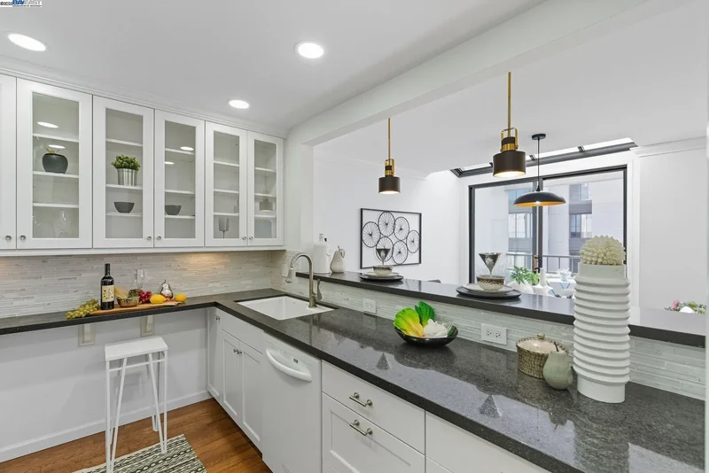 156 Lombard St, San Francisco, California, United States. - Photo 14
