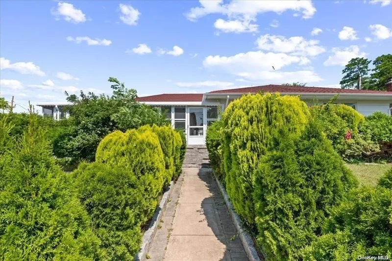 21 Oakley Avenue - Massapequa, New York