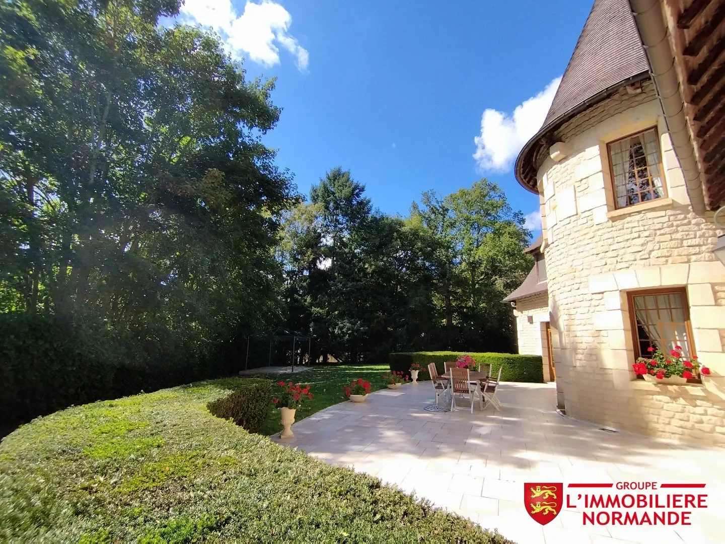 Exterior photo 4
