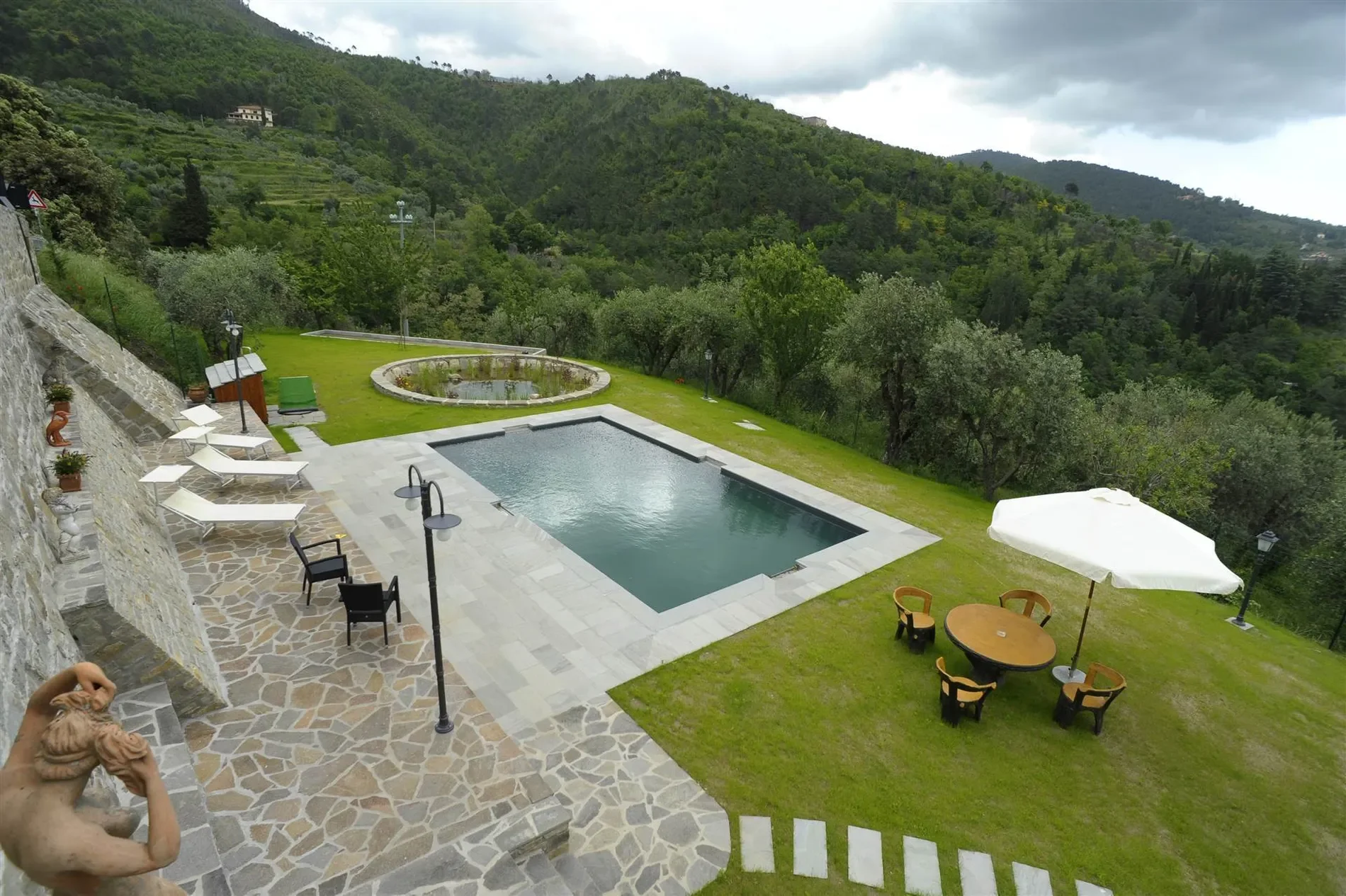 Exterior photo 5