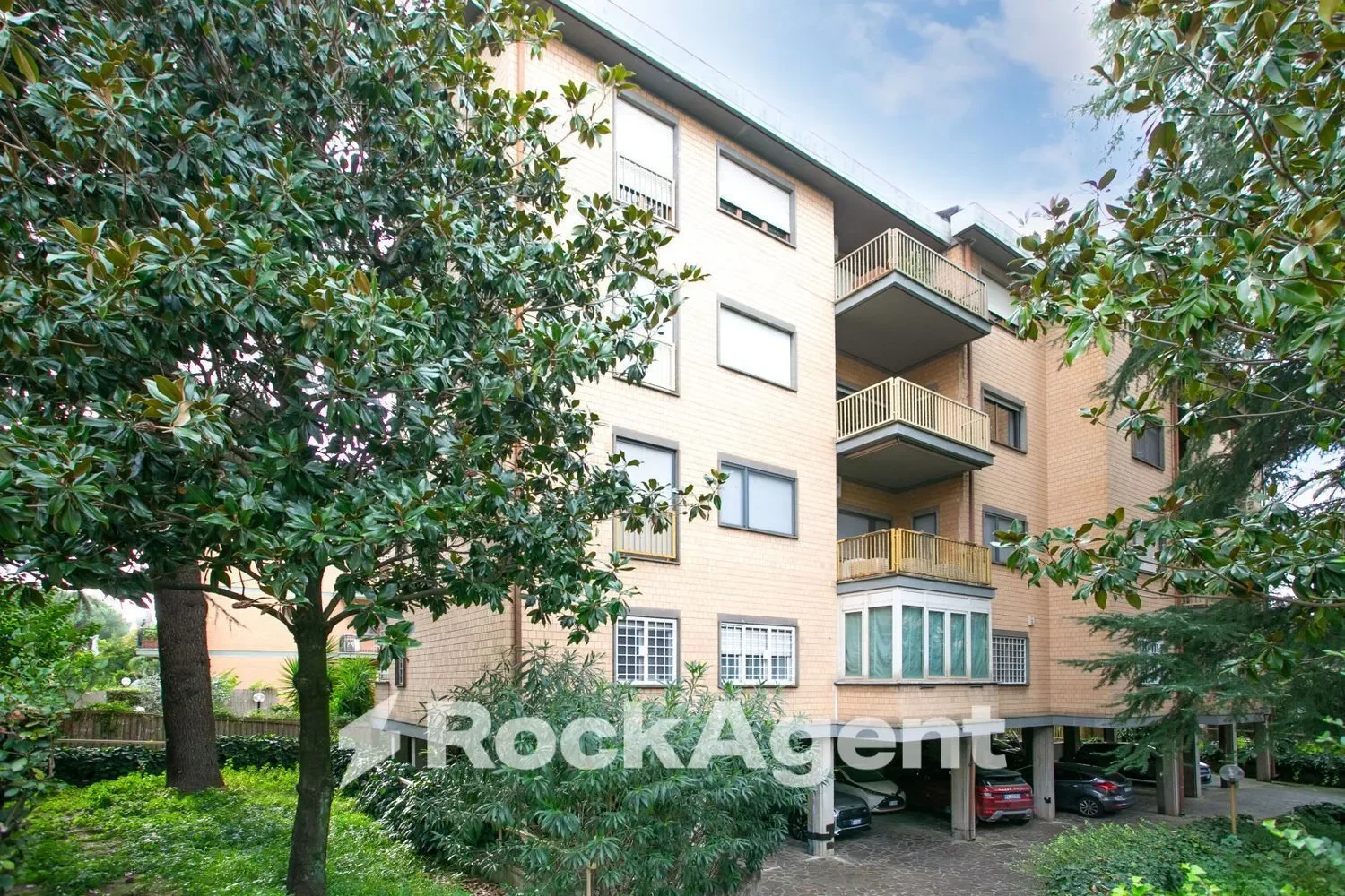 Exterior photo 8