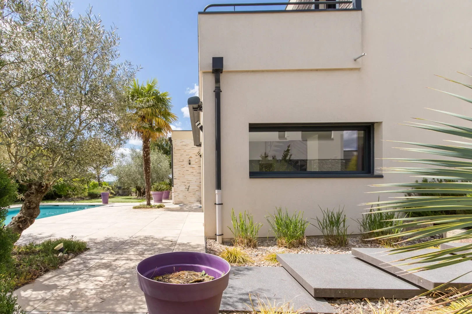 Exterior photo 7