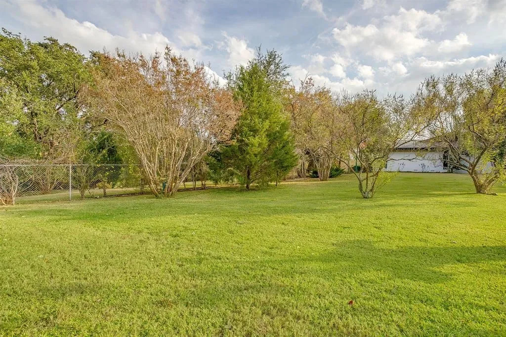 4301 Briarhaven Road, Fort Worth, Texas, United States. - Photo 19