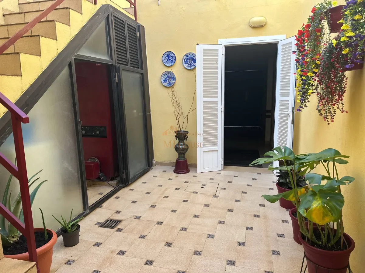 Exterior photo 1