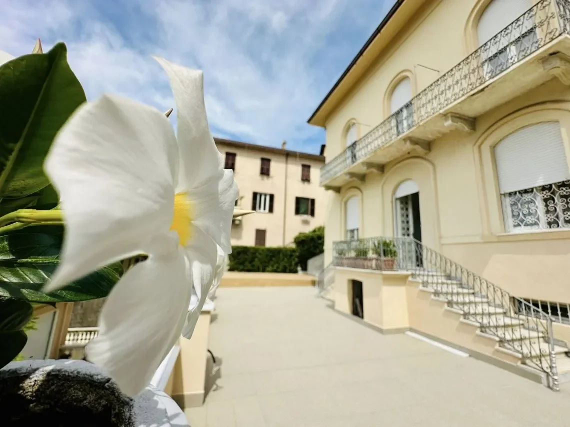 Exterior photo 6