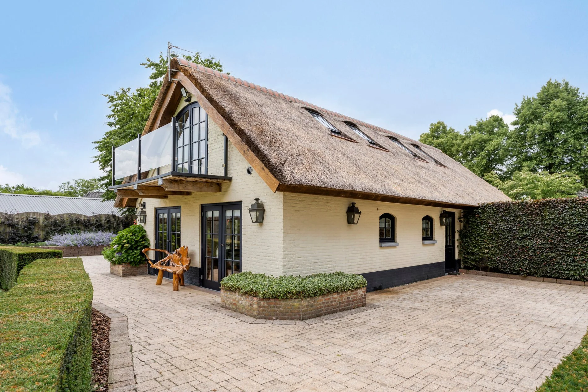 Exterior photo 4