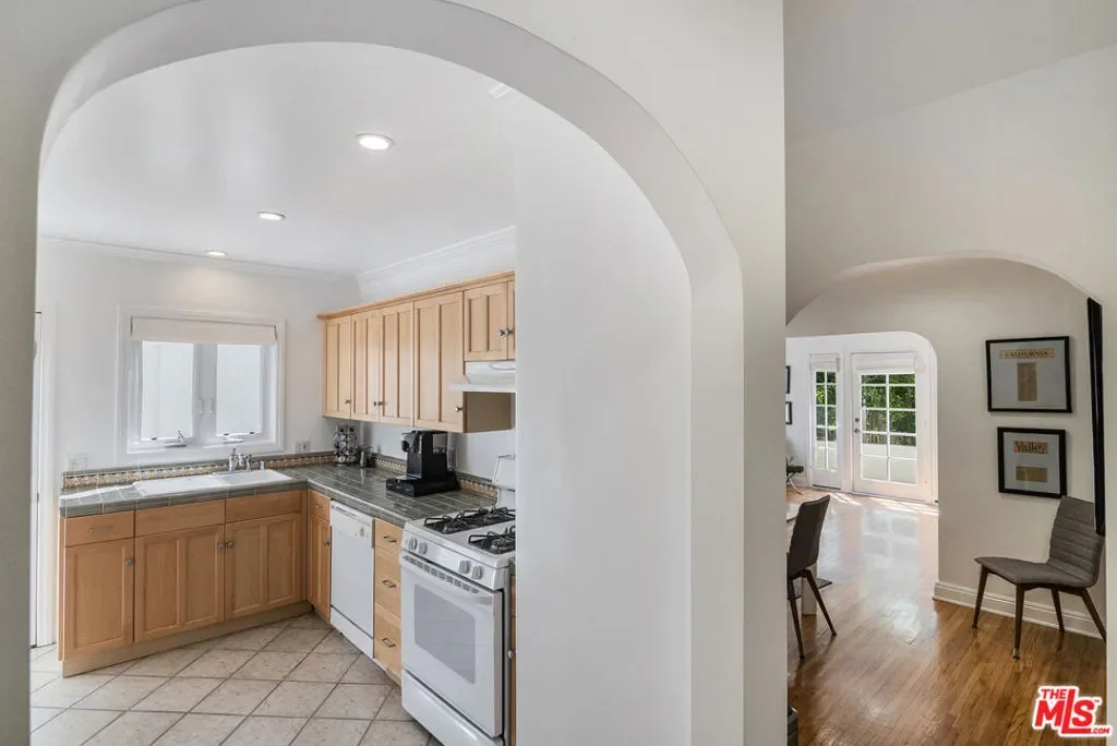 9037 Elevado Street, Los Angeles, California, United States. - Photo 20