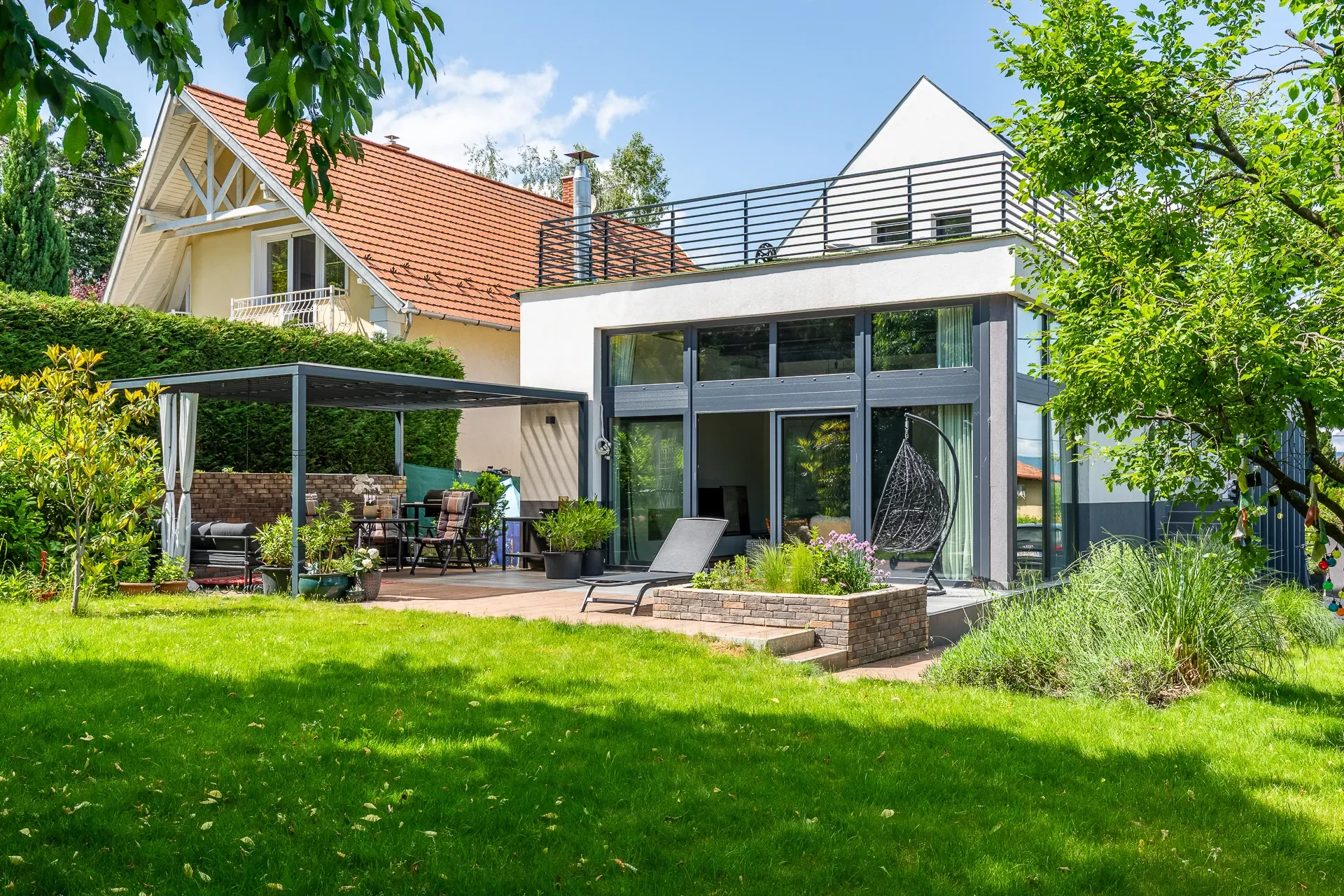 Exterior photo 2