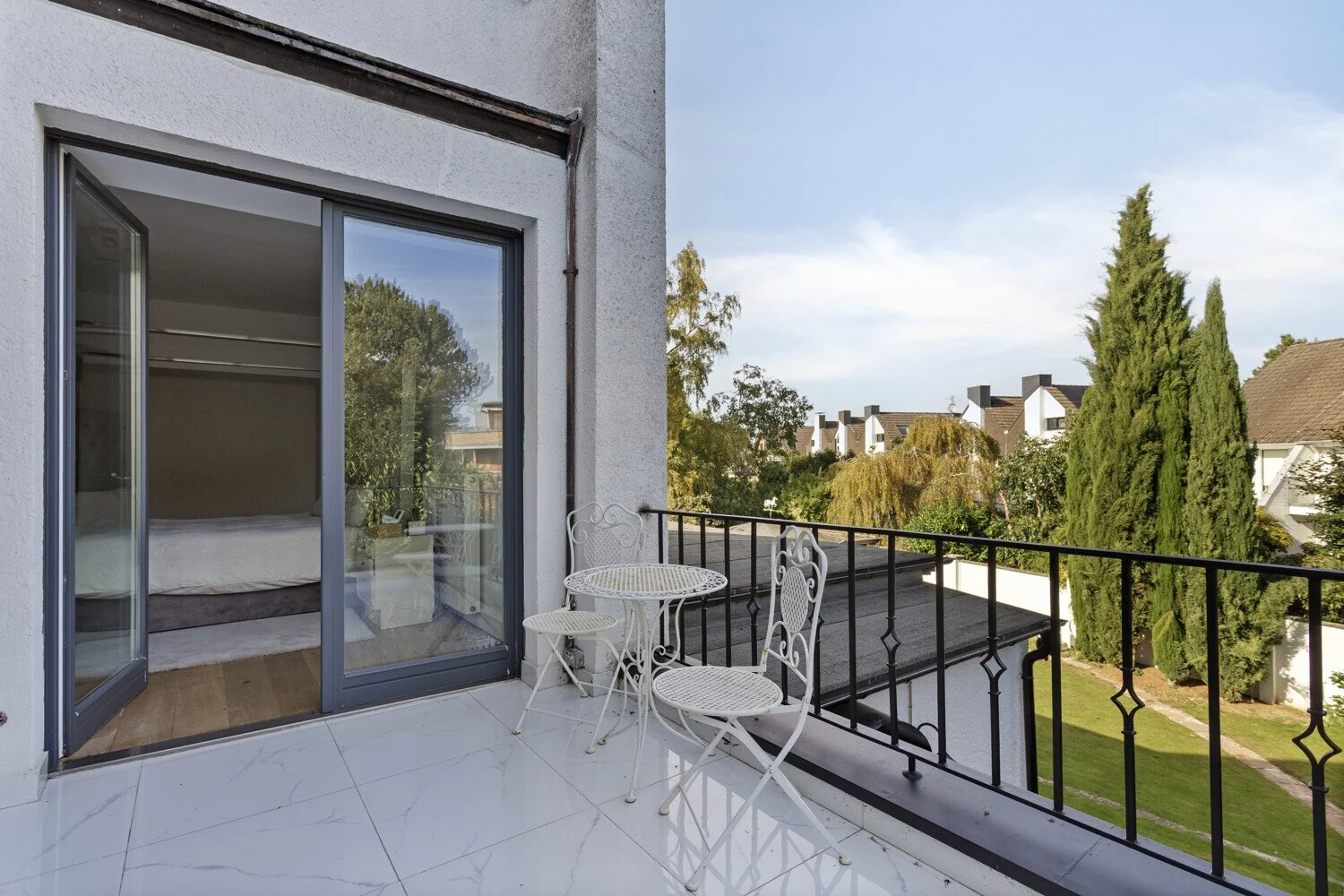 Exterior photo 7