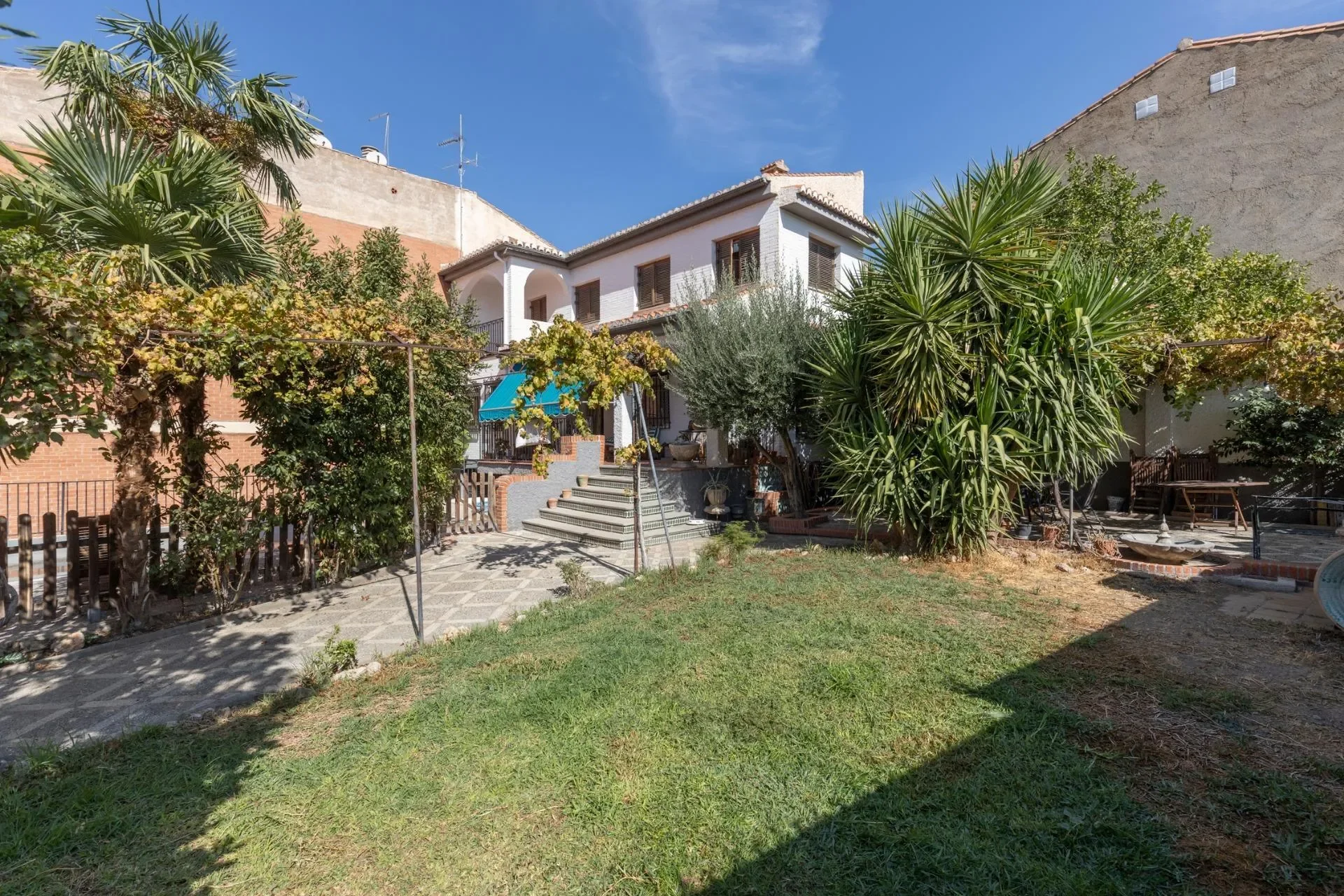 Exterior photo 2