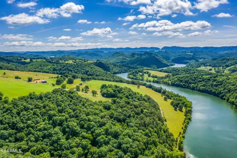 700 gorgeous lakefront acres
