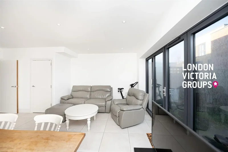 Pipit Drive, London, London, England, United Kingdom. - Photo 9