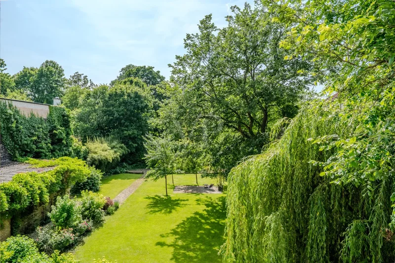 Historic Pankow villa with modern comforts and park-like garden