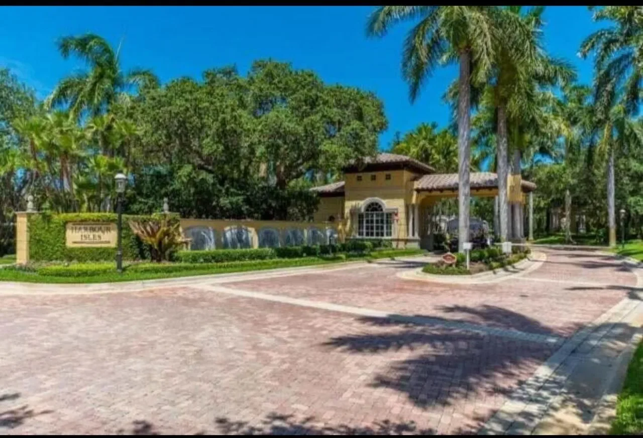 Exterior photo 5