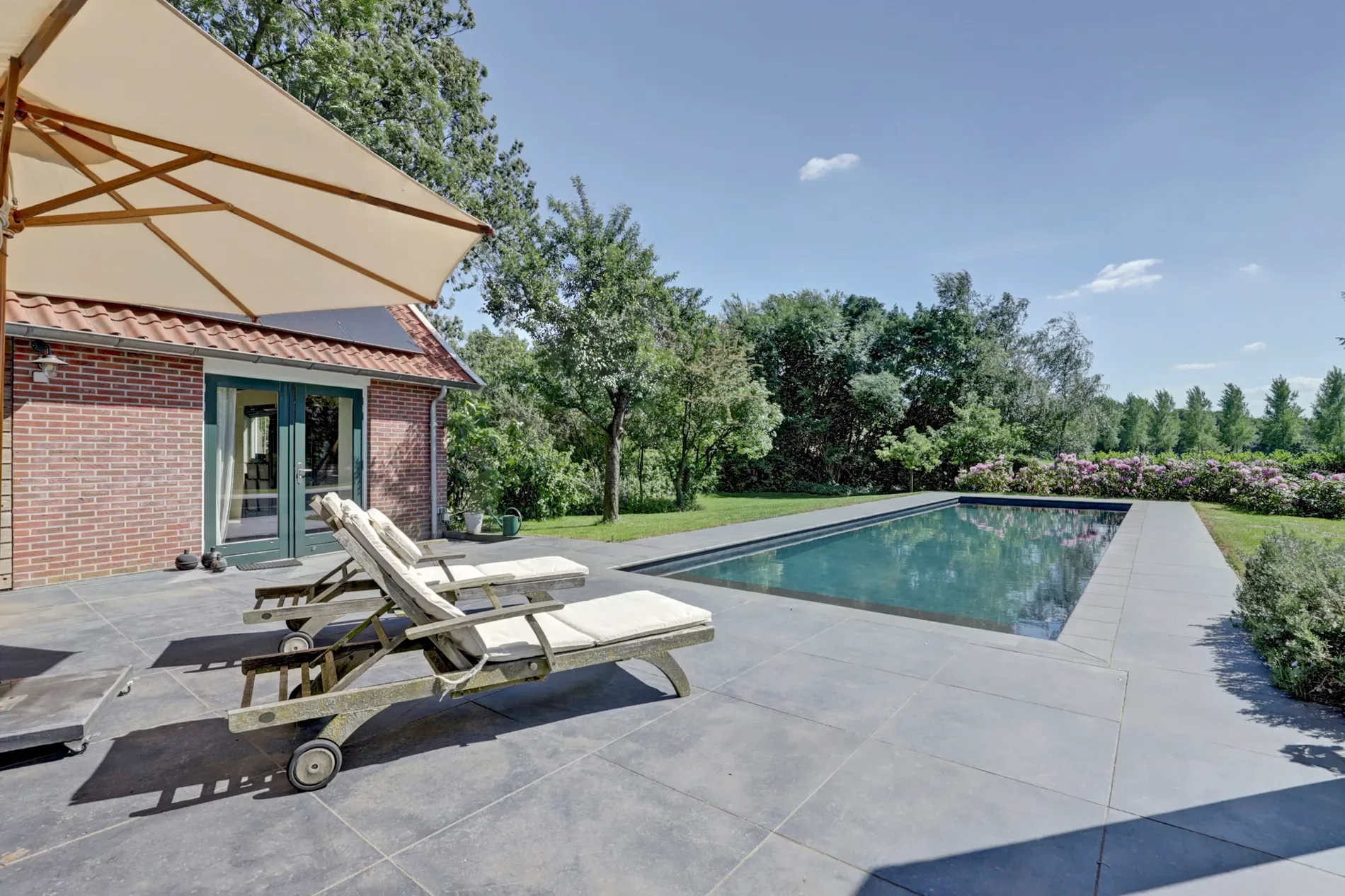 Exterior photo 7