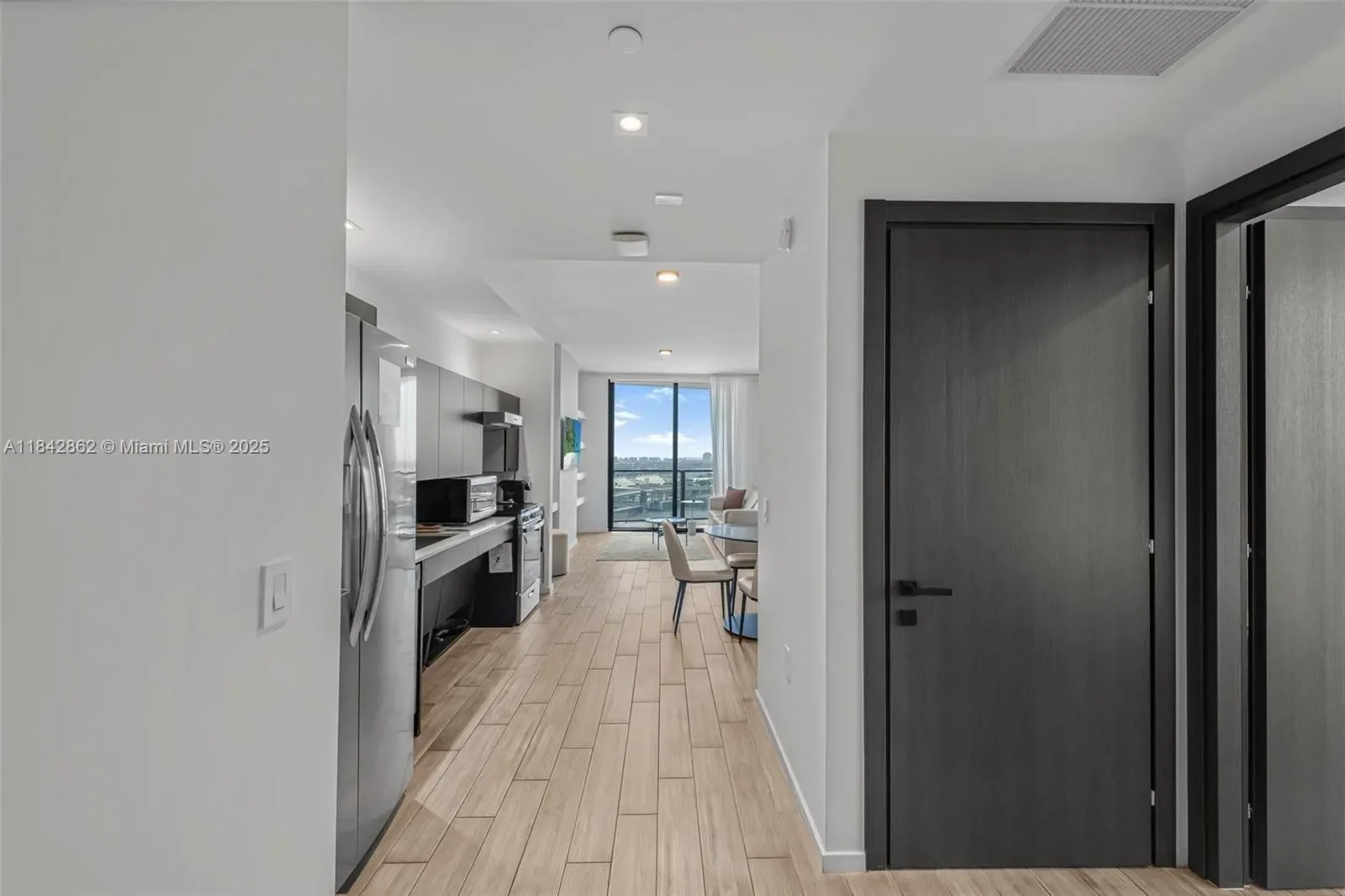 398 NE 5th St 1711, Miami, Florida, United States. - Photo 3