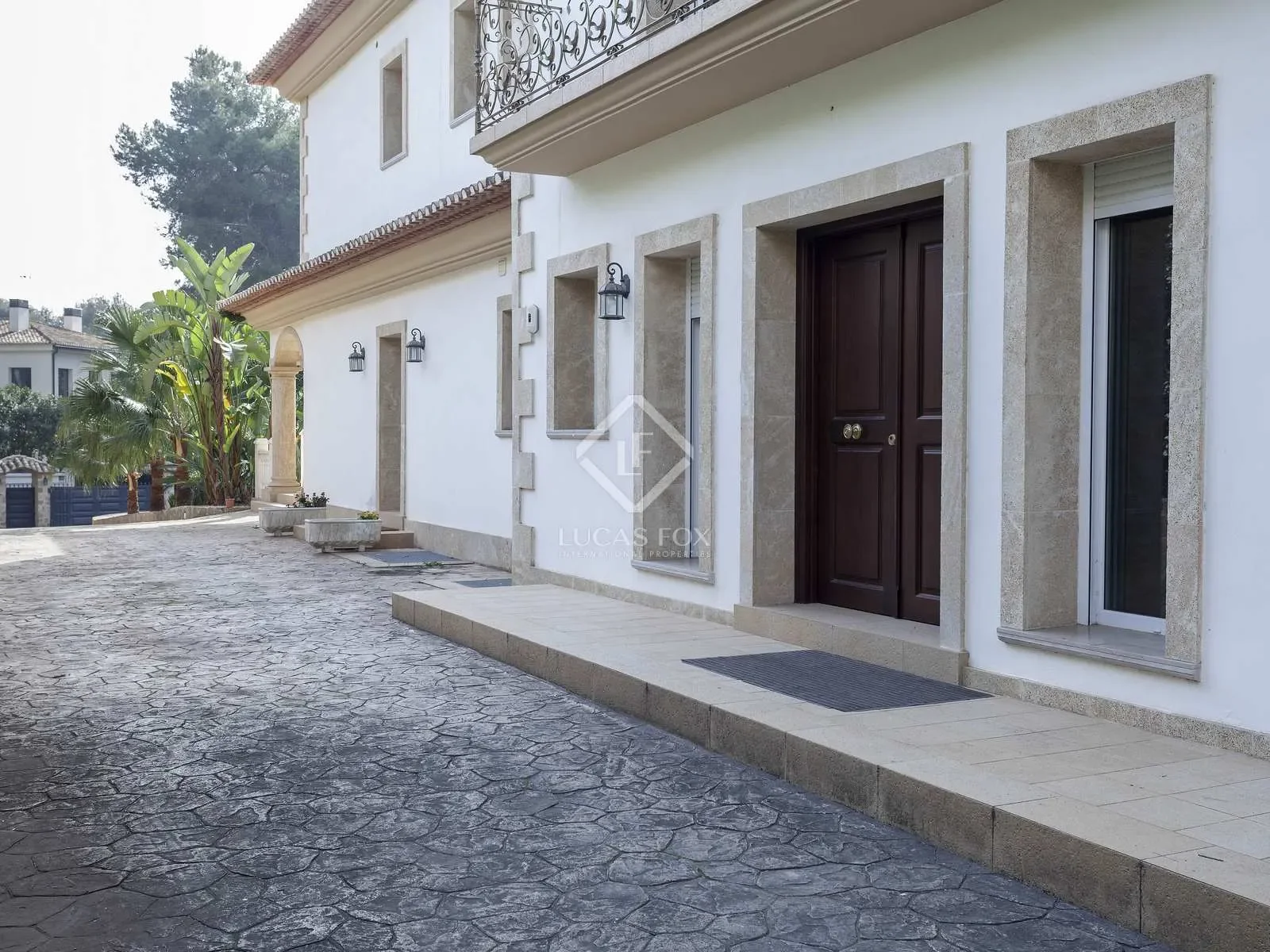 Exterior photo 3