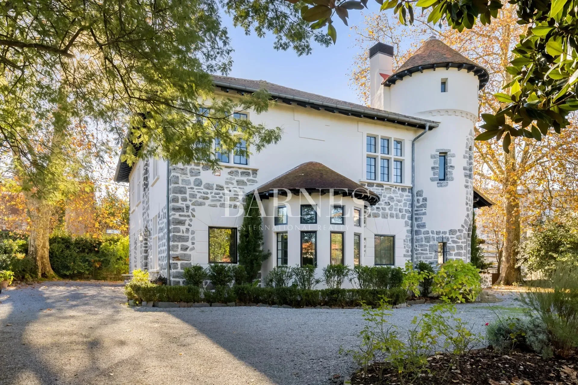 Exterior photo 2