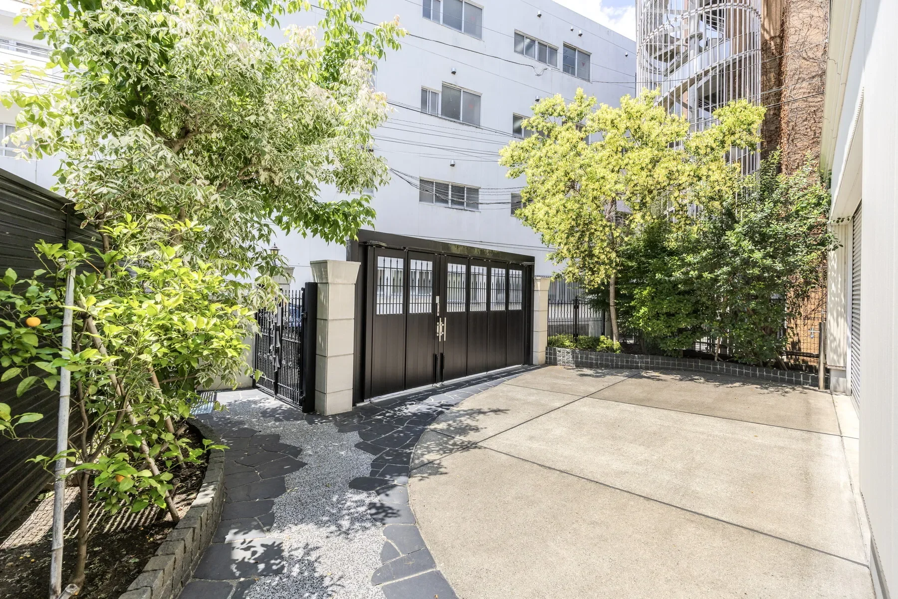 Exterior photo 5
