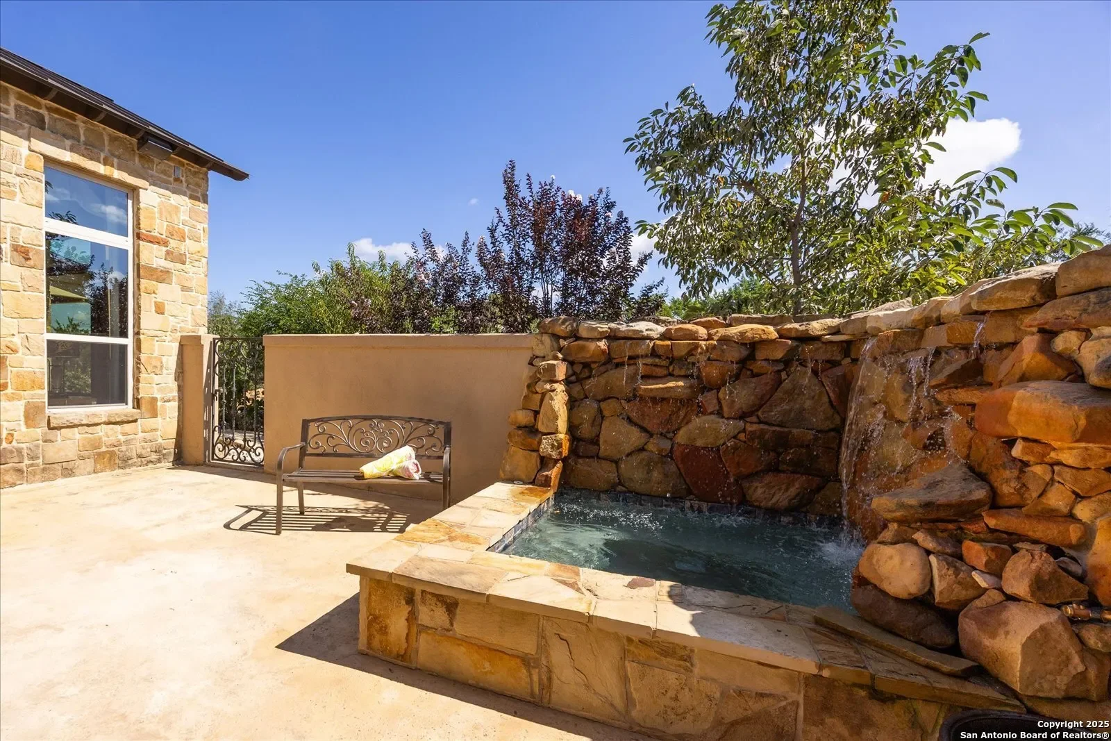 Exterior photo 7
