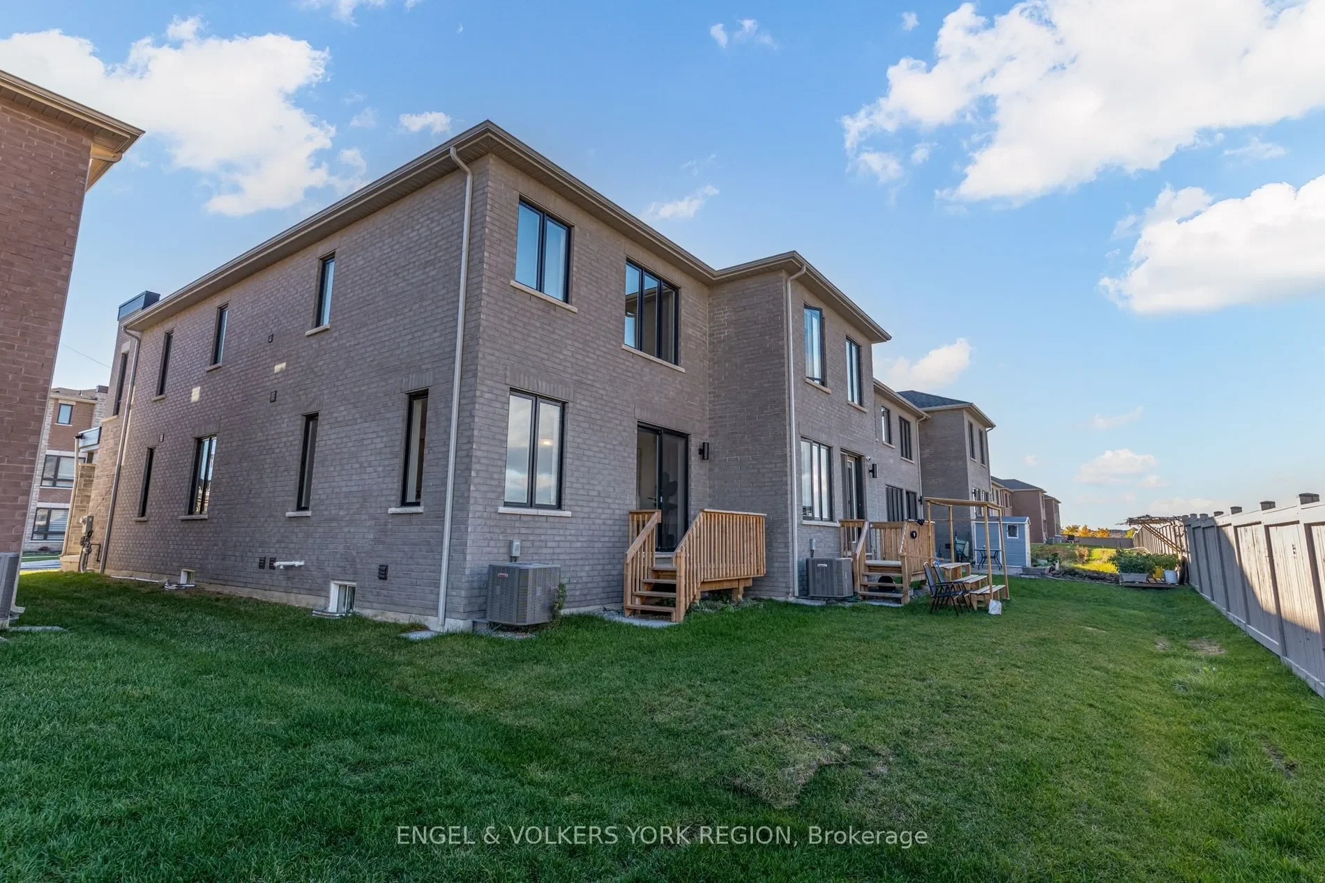 Exterior photo 3