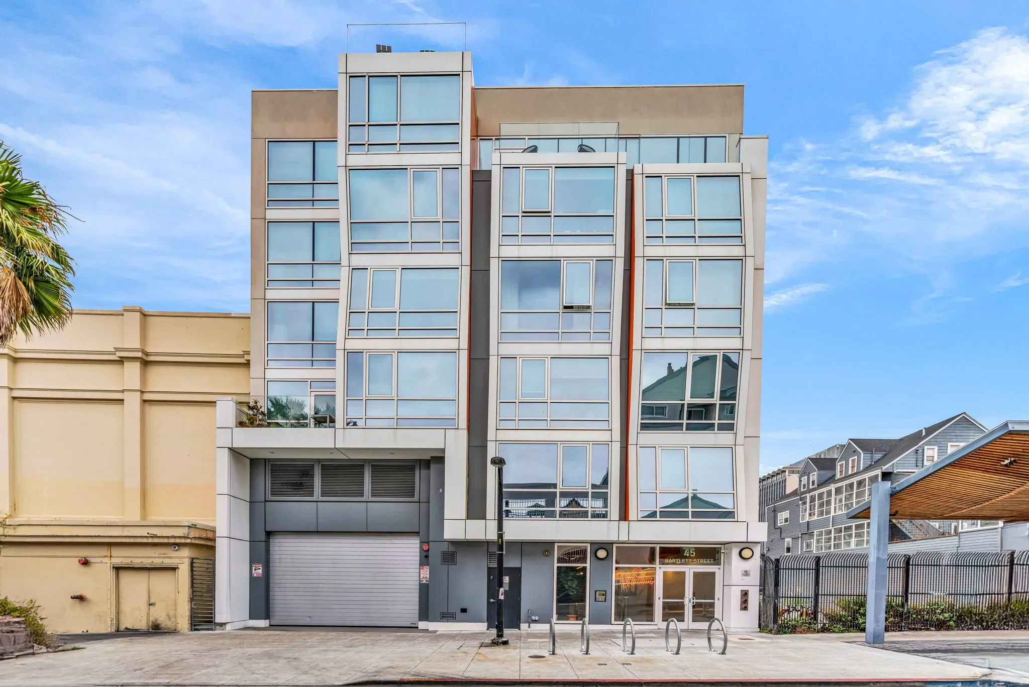 Exterior photo 1