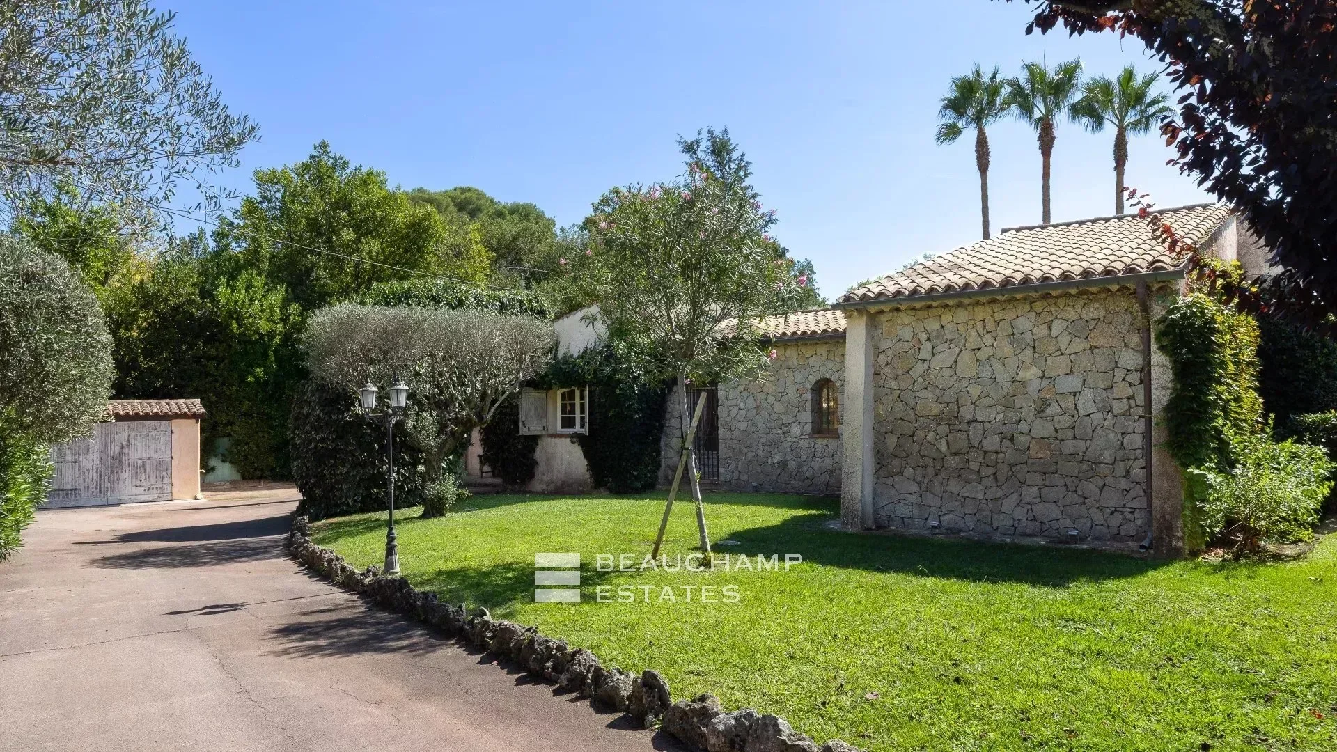 Exterior photo 4