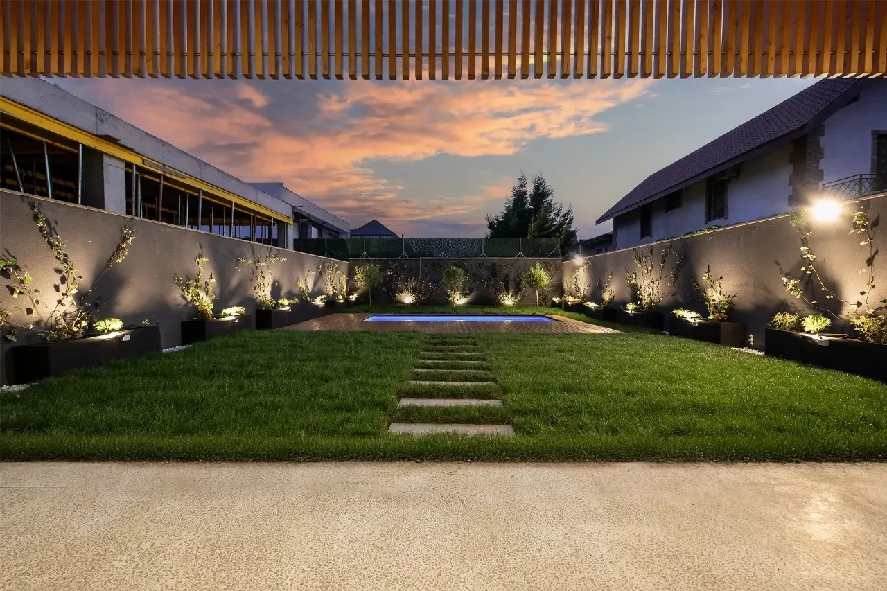 Exterior photo 6