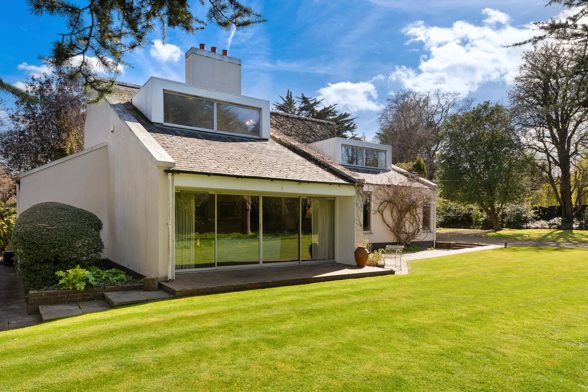 Exterior photo 2