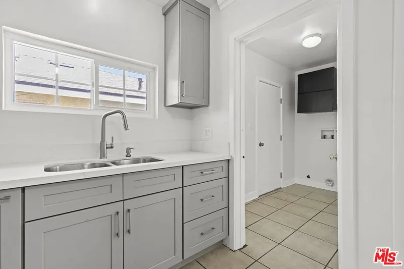 10823 Cantara Street, Los Angeles, California, United States. - Photo 23