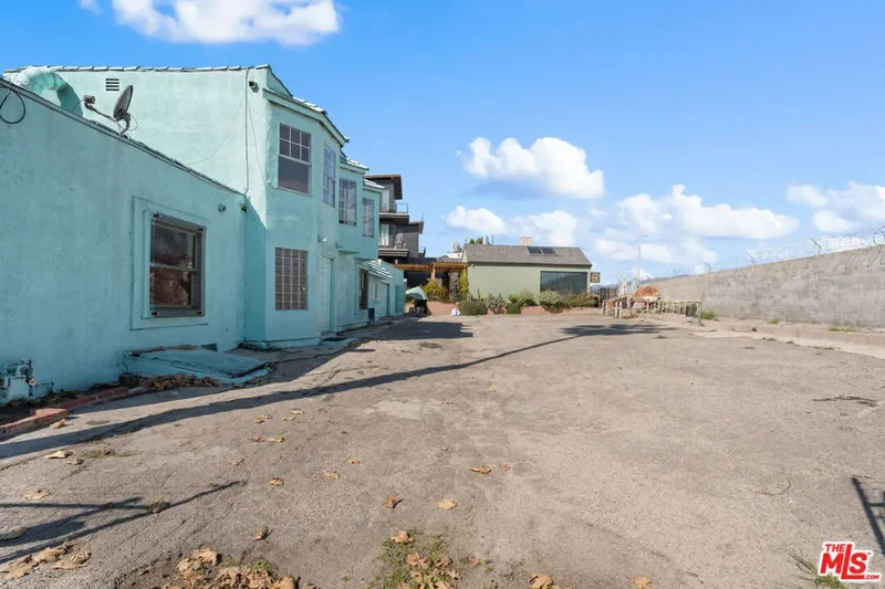 3051 N Coolidge Avenue, Los Angeles, California, United States. - Photo 9