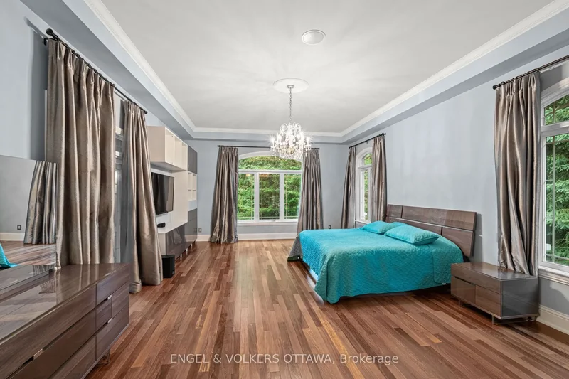 5800 Queenscourt Crescent, Ottawa, Ontario, Canada. - Photo 3