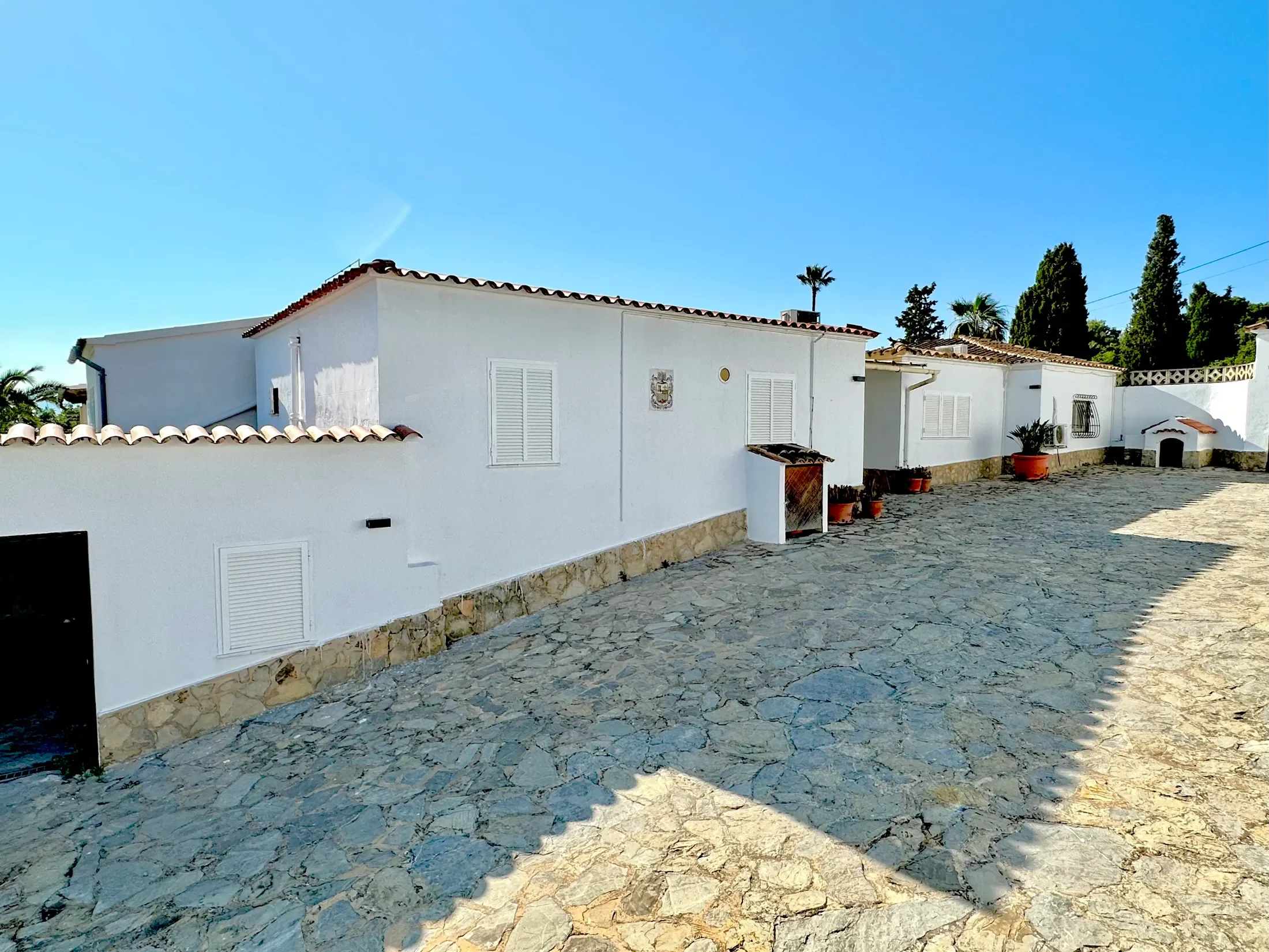 Exterior photo 4