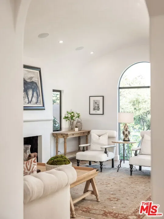 913 S Mullen Avenue, Los Angeles, California, United States. - Photo 10