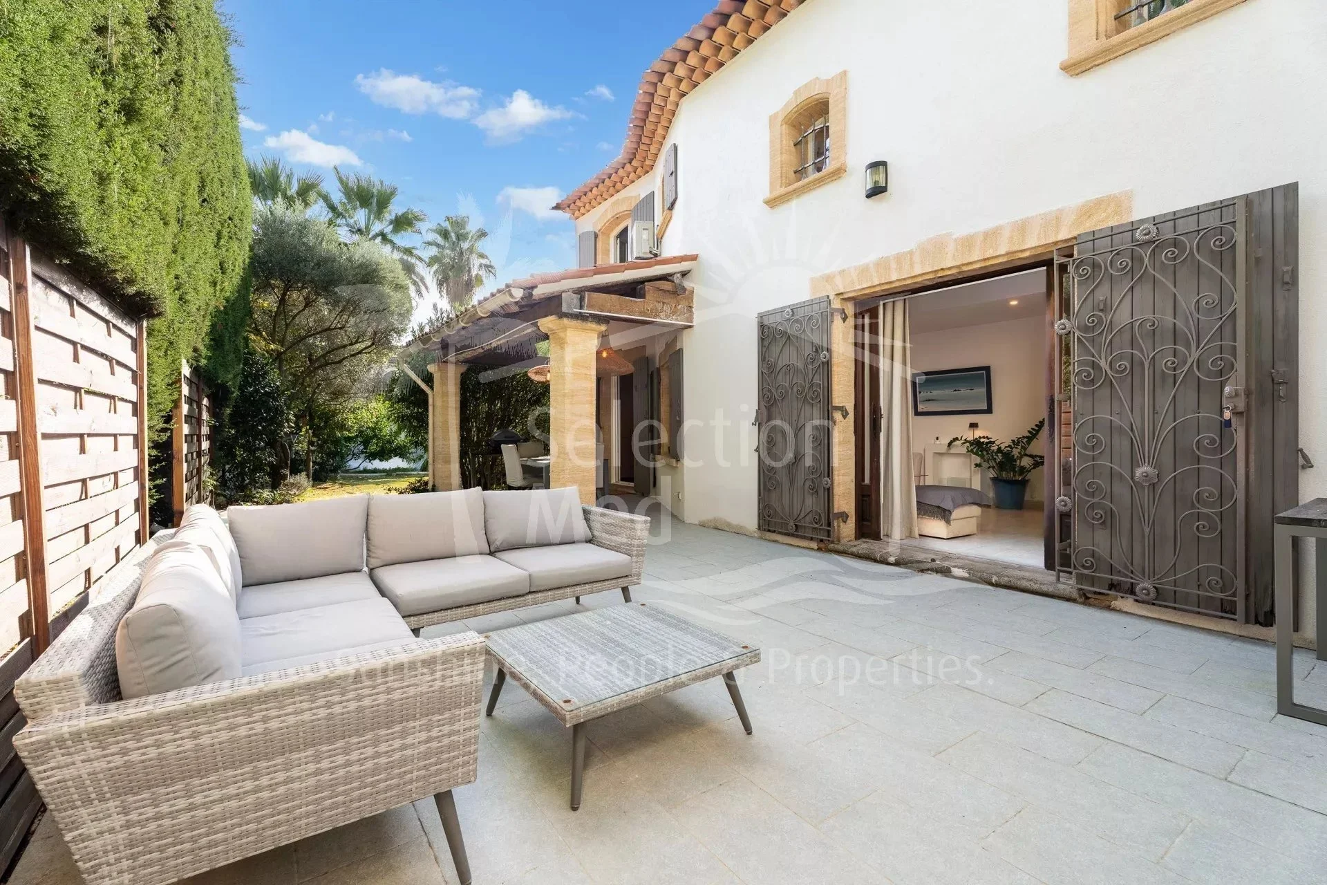 Exterior photo 4