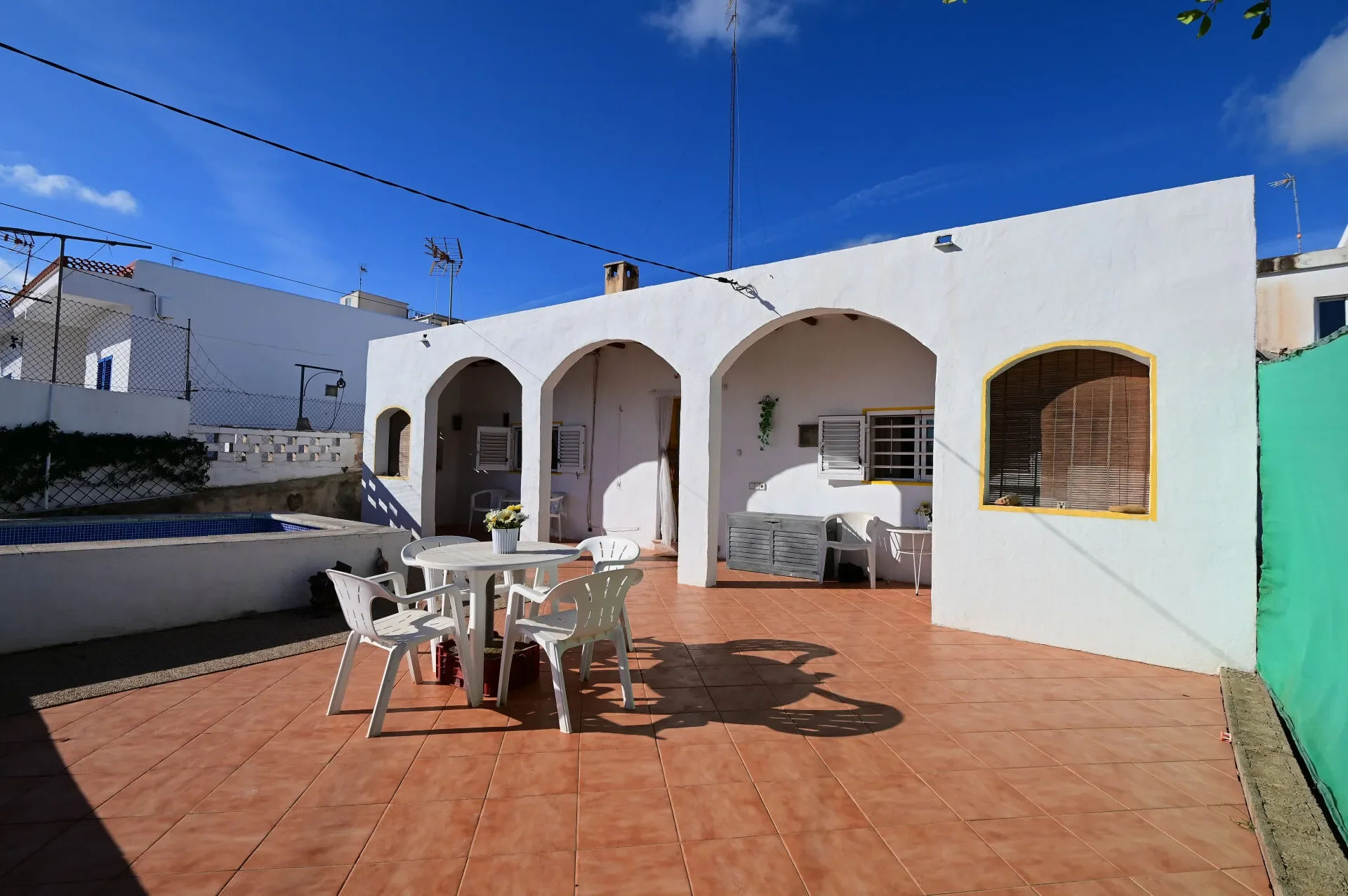 Exterior photo 2