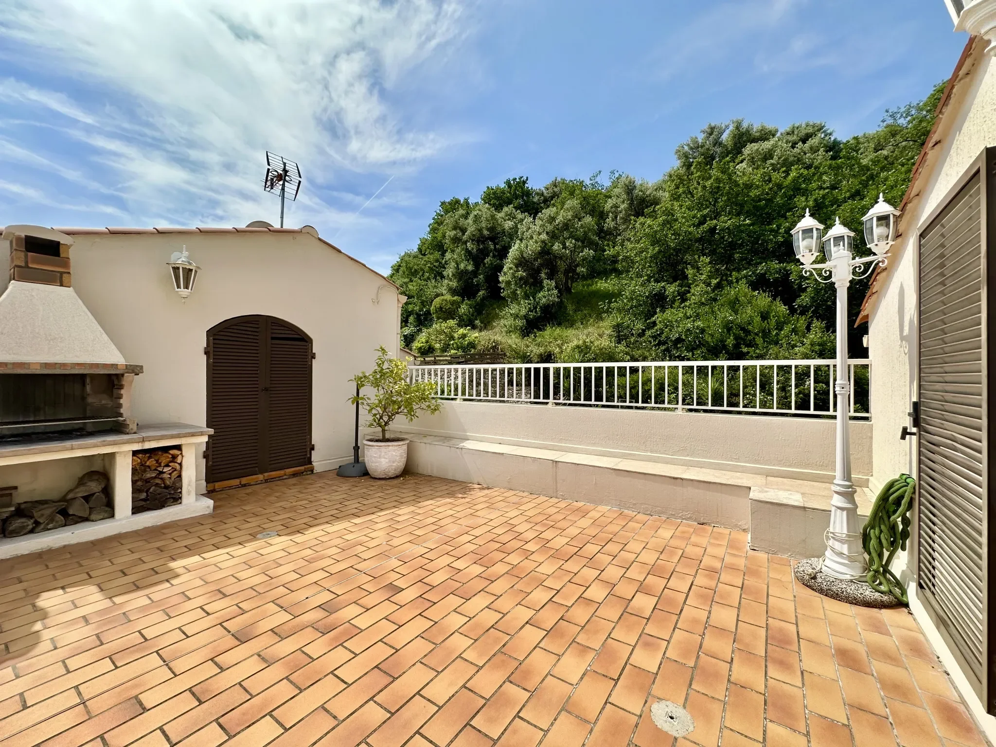 Exterior photo 4