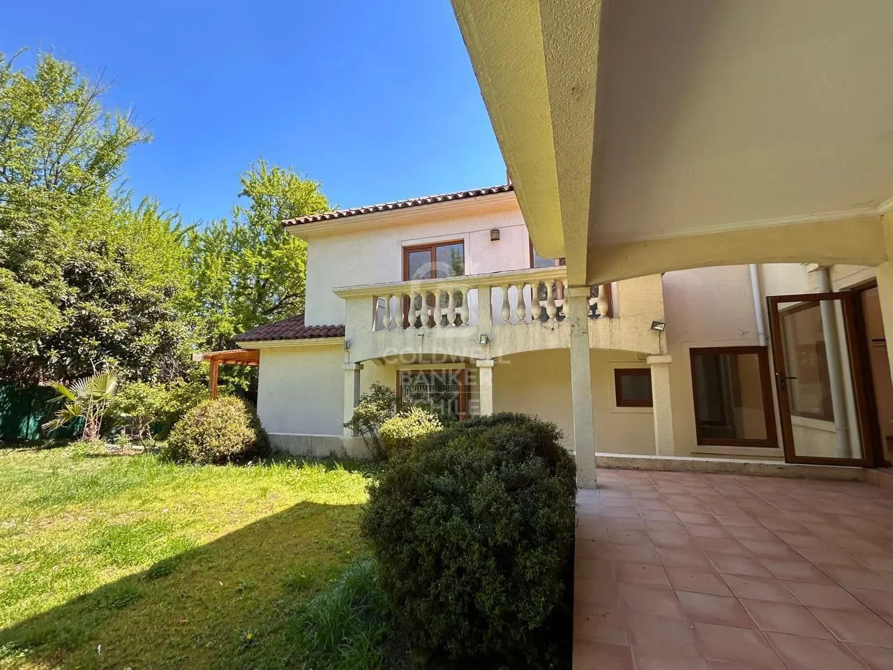 Exterior photo 2