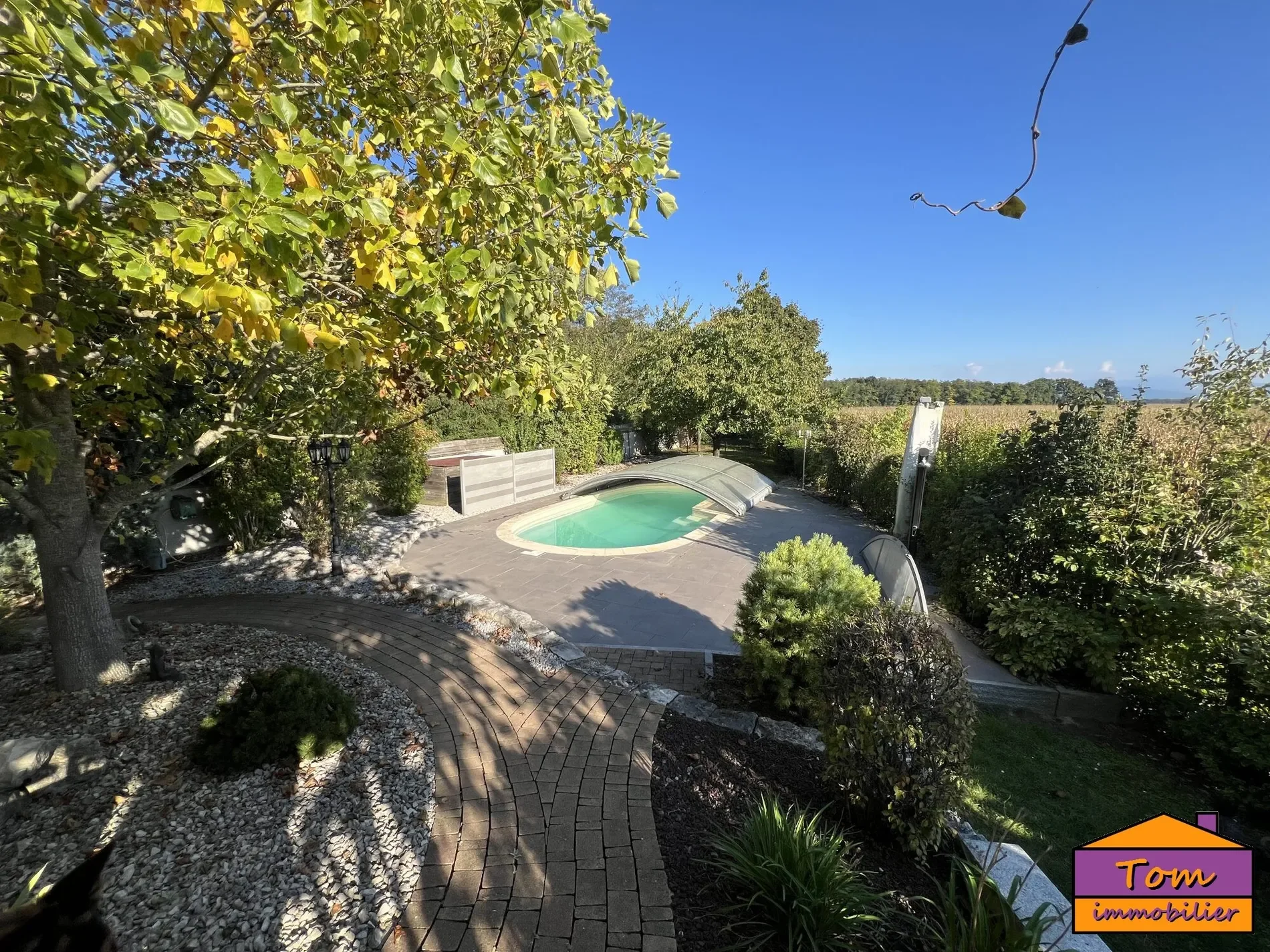 Exterior photo 6