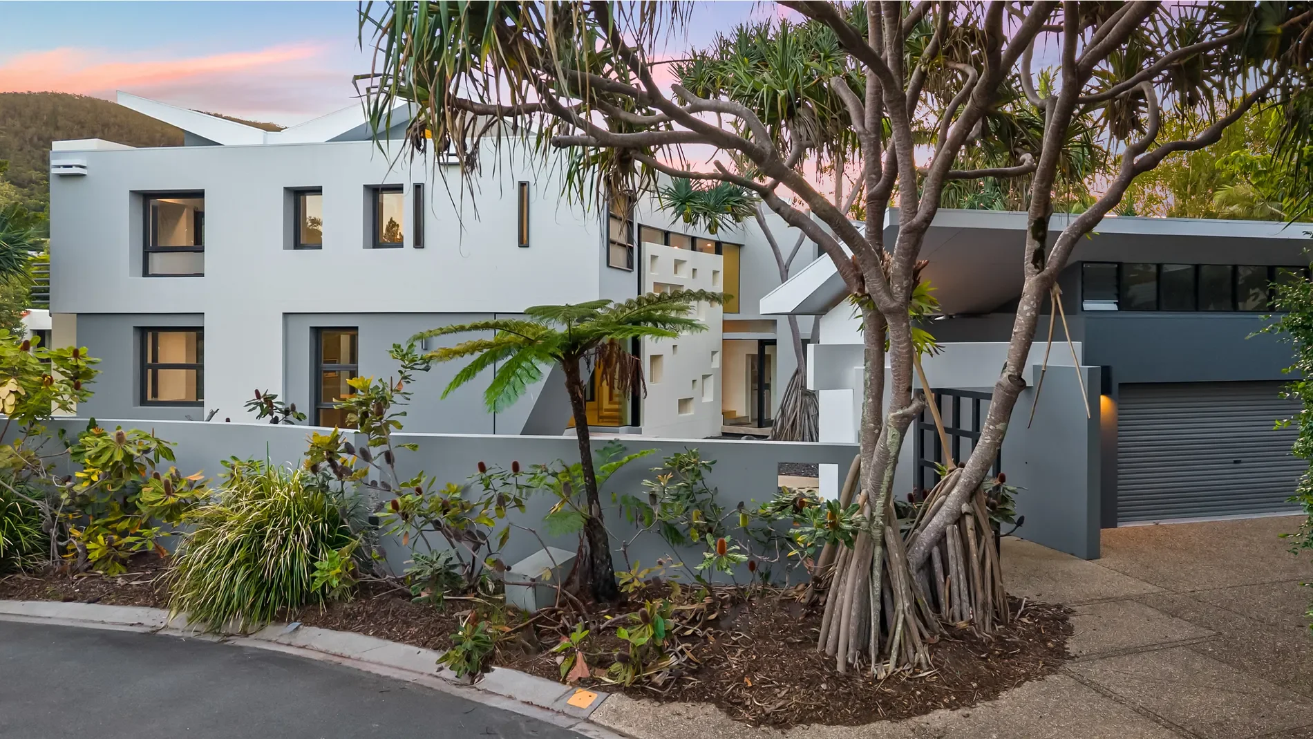Exterior photo 5