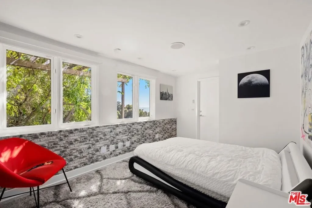 9314 Lloydcrest Drive, Beverly Hills, California, United States. - Photo 16