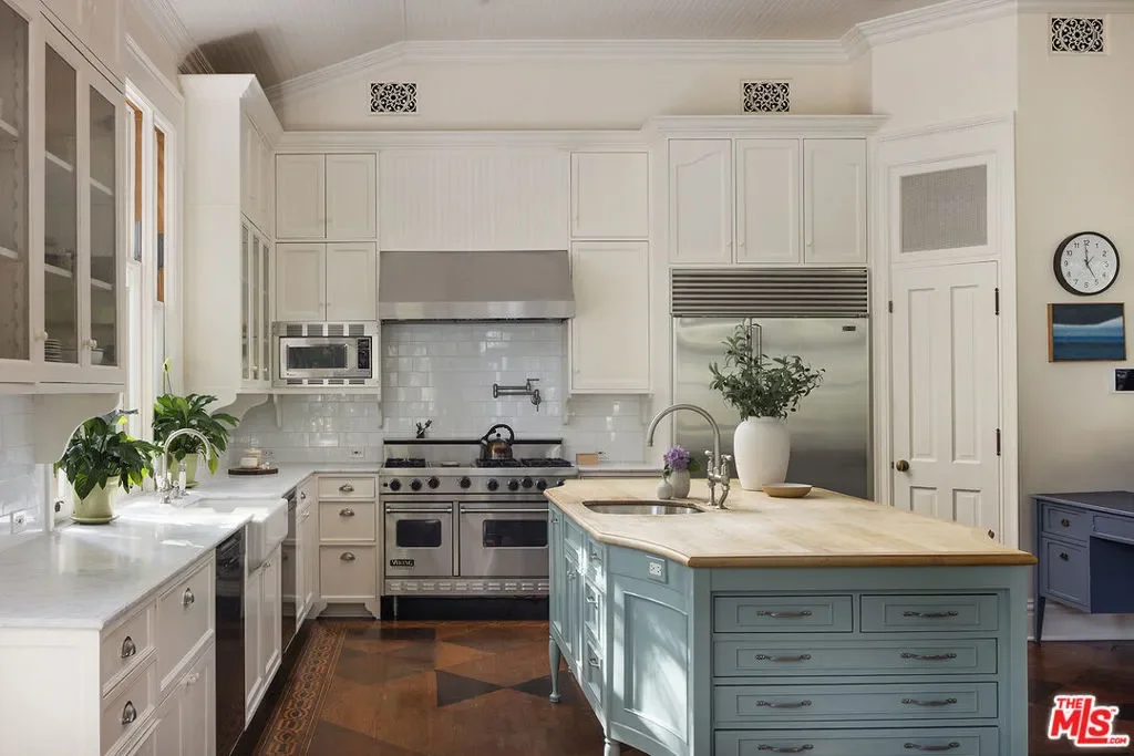 2041 Mandeville Canyon Road, Los Angeles, California, United States. - Photo 34