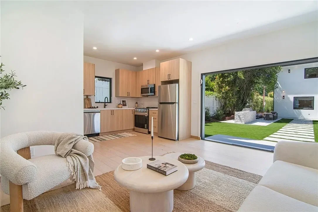 22616 Hatteras Street, Los Angeles, California, United States. - Photo 22