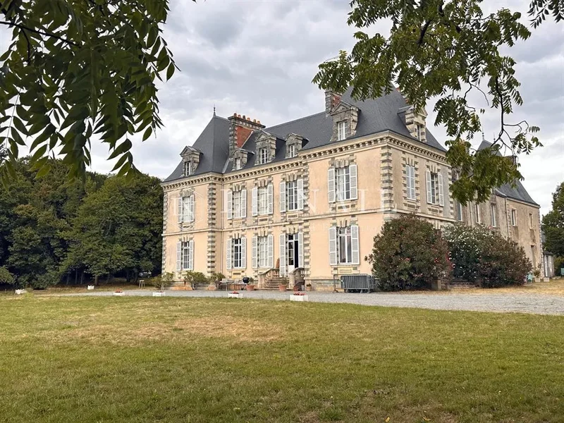 French chateau for sale in Brittany, on the banks of a river