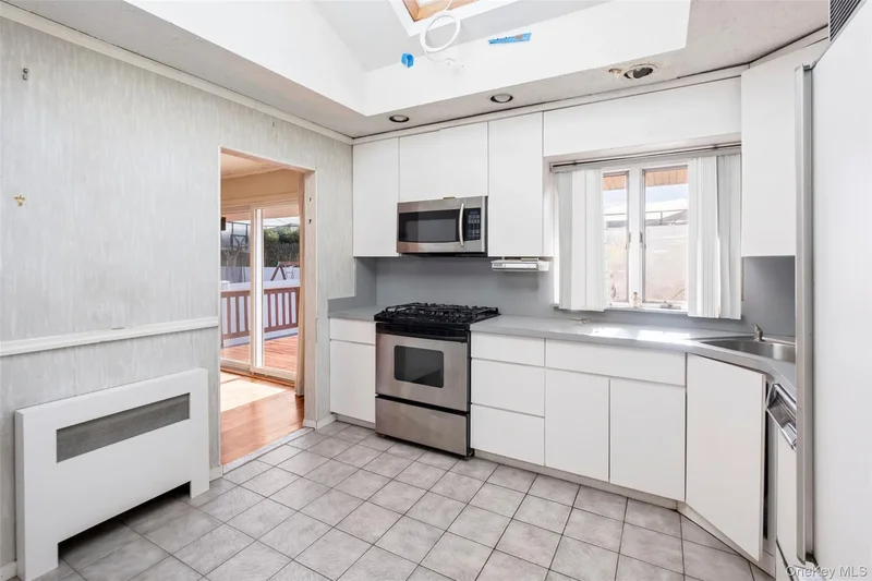 19 Birchwood Park Drive, Syosset, New York, United States. - Photo 14