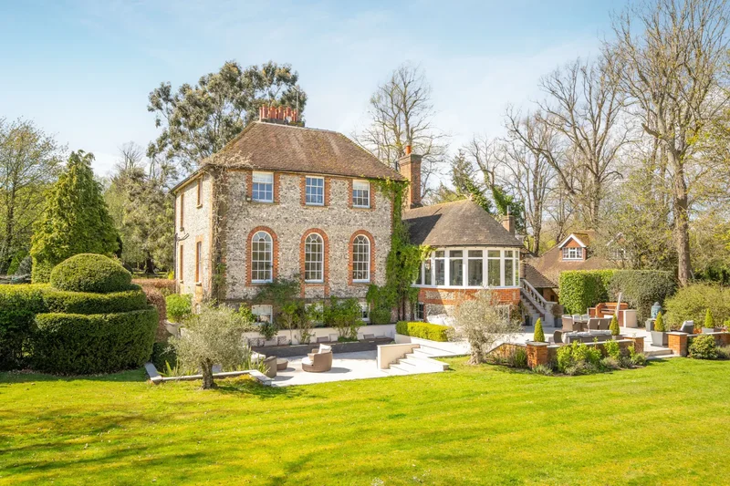 6 bedroom Detached House for sale in High Wycombe
