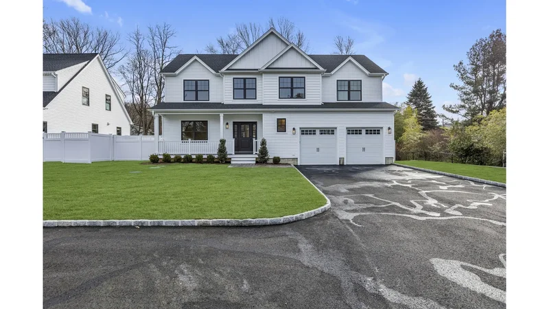 40 N Woodhull Road - Huntington, New York