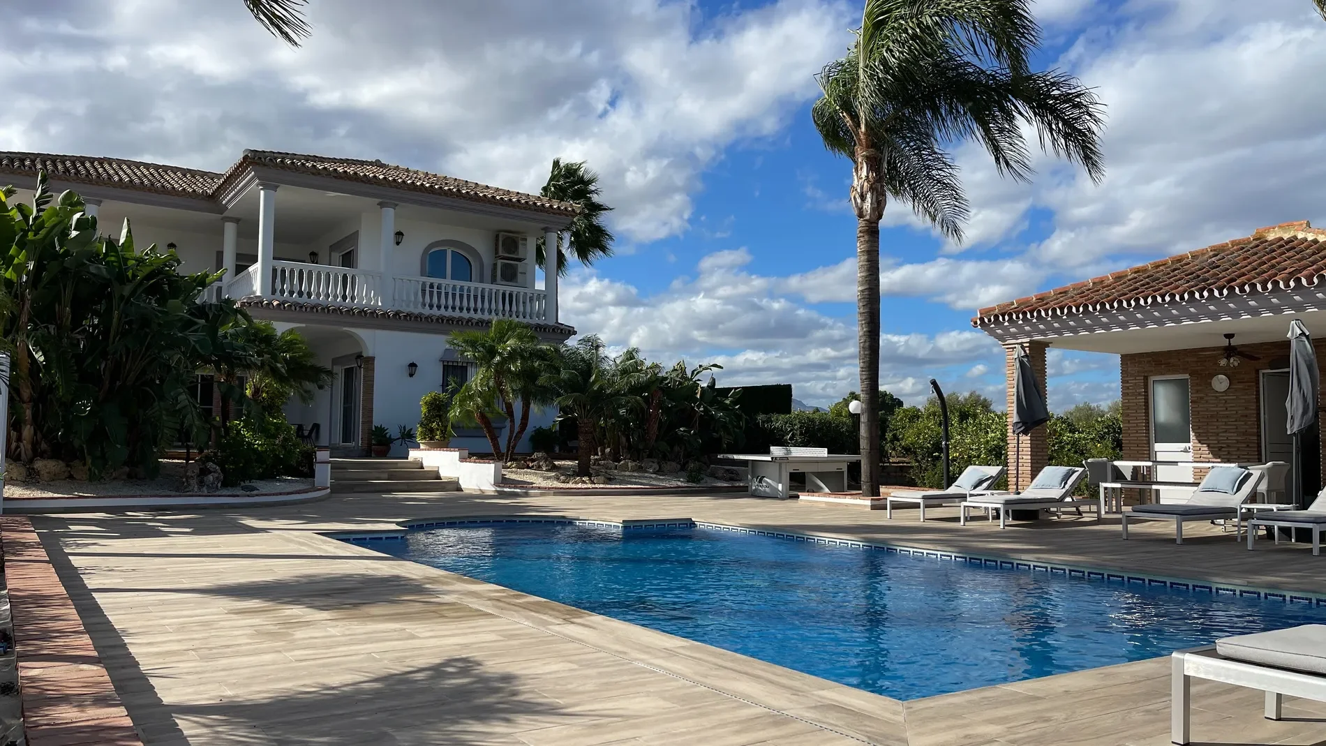 Exterior photo 3