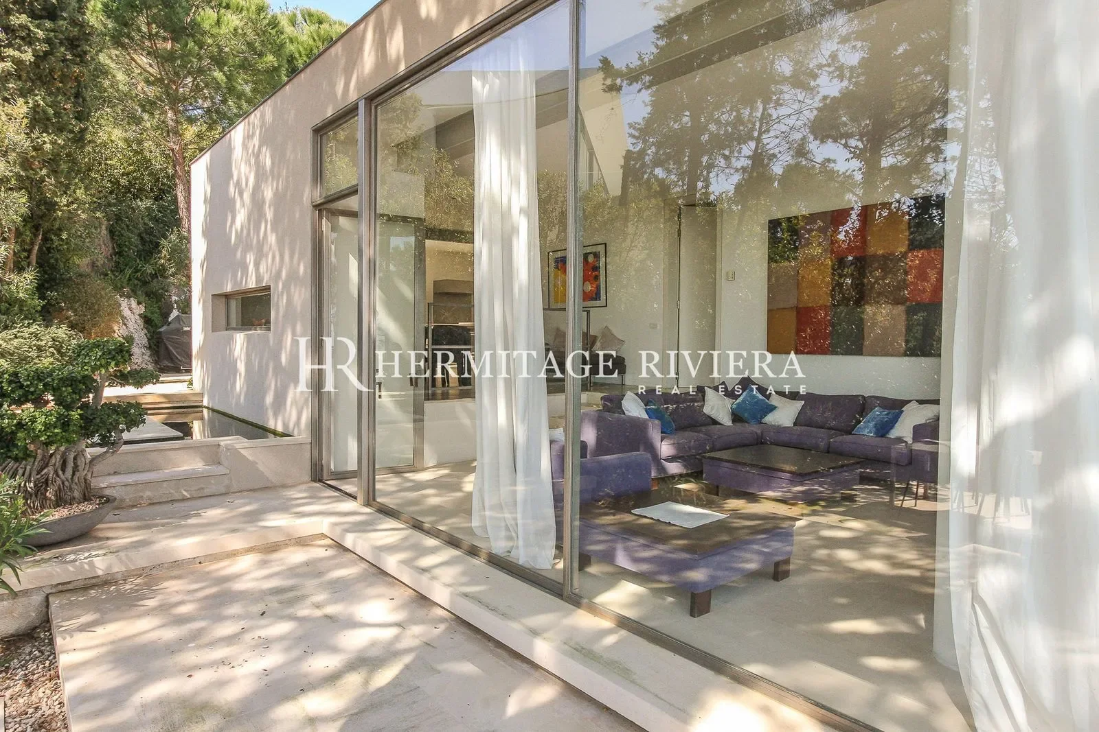 Exterior photo 1